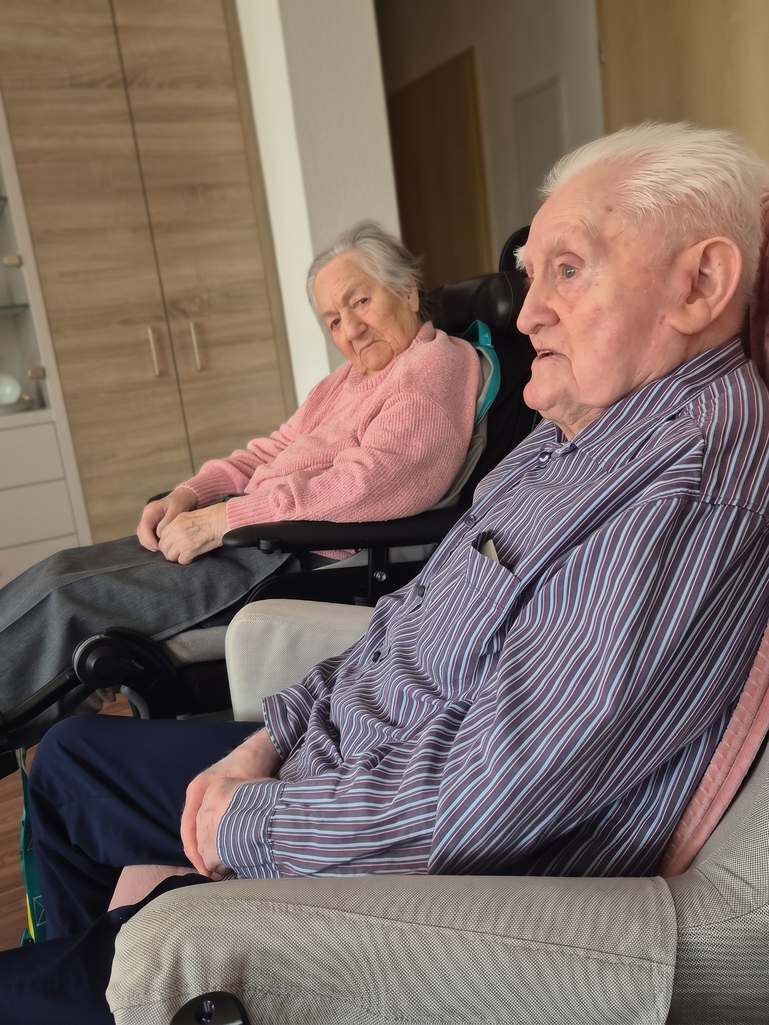 Ein älteres Ehepaar sitzt gemütlich in ihren Sesseln zuhause, liebevoll betreut durch die Gute Seele Alltagsbetreuung in Wittenberg.